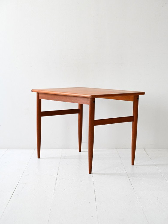 Image 1 of Table d'appoint scandinave en teck avec pieds tournés