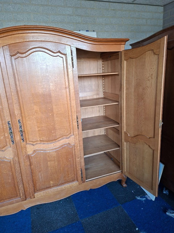 Hölzerner Kleiderschrank mit drei Türen, Kleiderschränke, Holz, Metall, Braun, Klassiek (Foto 8 von 10)