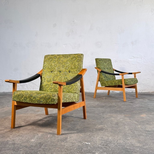 Een paar Hongaarse fauteuils uit het midden van de 20e eeuw van László Heczendorfer, 1977.