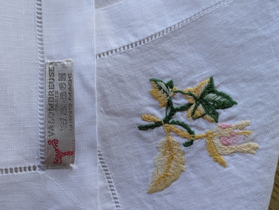Image 1 of Servizio da tavola Valombreuse Paris Haute Couture, con motivo rosa antico, giallo e verde.