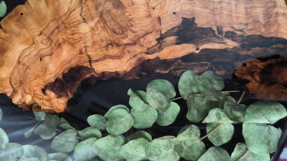 Image 1 of Handgemaakte bijzettafel van epoxyhars met populierenhout en eucalyptusbladeren – moderne, op de natuur geïnspireerde decoratie