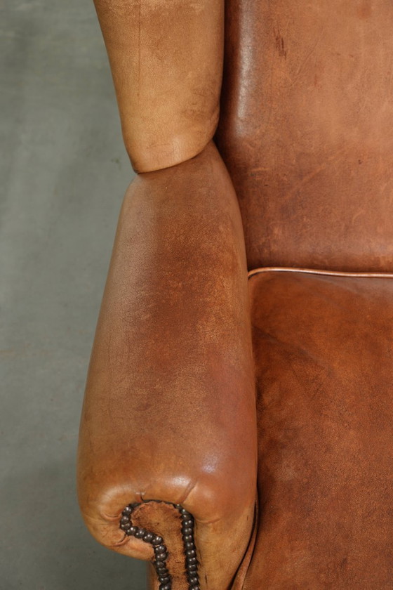 Bonito y cómodo sillón orejero de piel de oveja en un hermoso color coñac claro de estilo inglés – Sillones (photo 7 of 12)