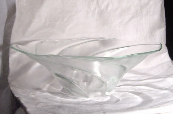Schale im Art-Deco-Stil aus leicht trübem Pressglas, gedrehte Form, 35 x 12 cm – Tischdekoration (photo 4 of 6)