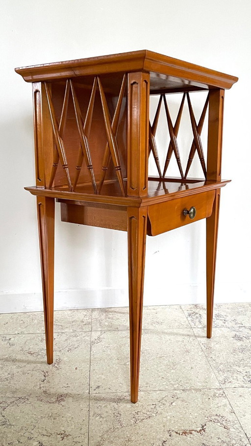 Comodino vintage con gambe a bussola