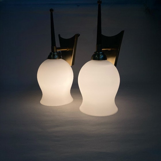 Image 1 of Coppia di applique da parete in stile torcia in ottone, vetro bianco e rosette di montaggio in porcellana