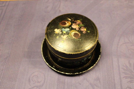 Round box with floral motif, black, Decorative Objects, Metal, Vintage (photo 2 of 10)