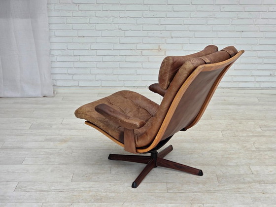 Image 1 of Anni '60, poltrona girevole scandinava, rivestimento in pelle marrone.