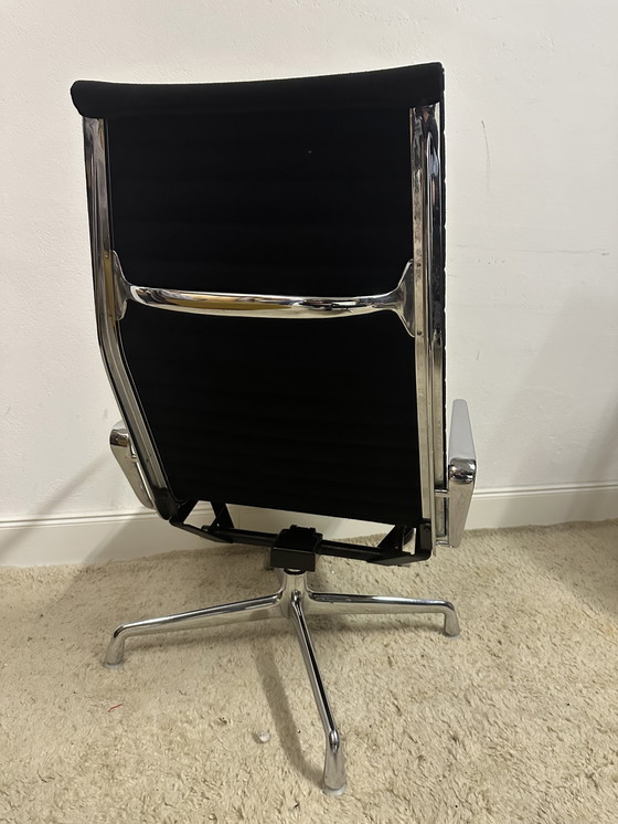 Image 1 of Vitra EA 124 schwarzer Sessel Herman Miller