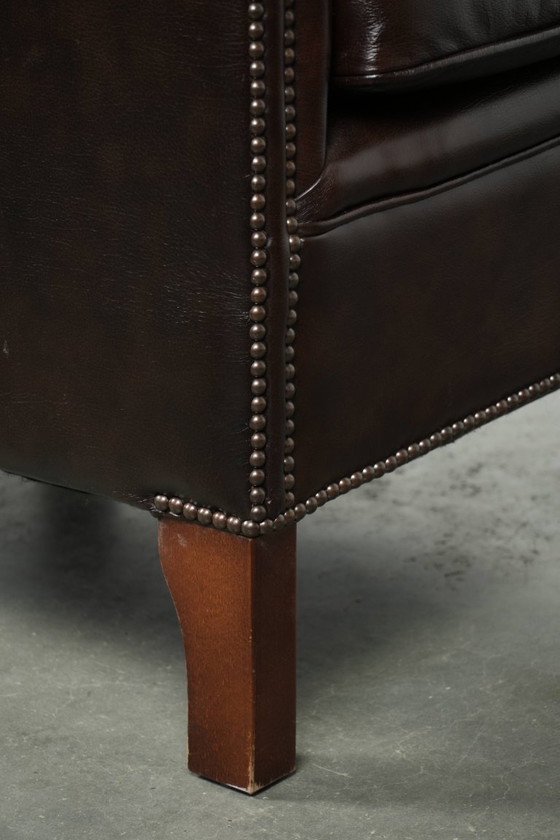 Image 1 of Club-Sessel aus dunklem Kuhfell mit zeitlosem und stilvollem Design im englischen Stil