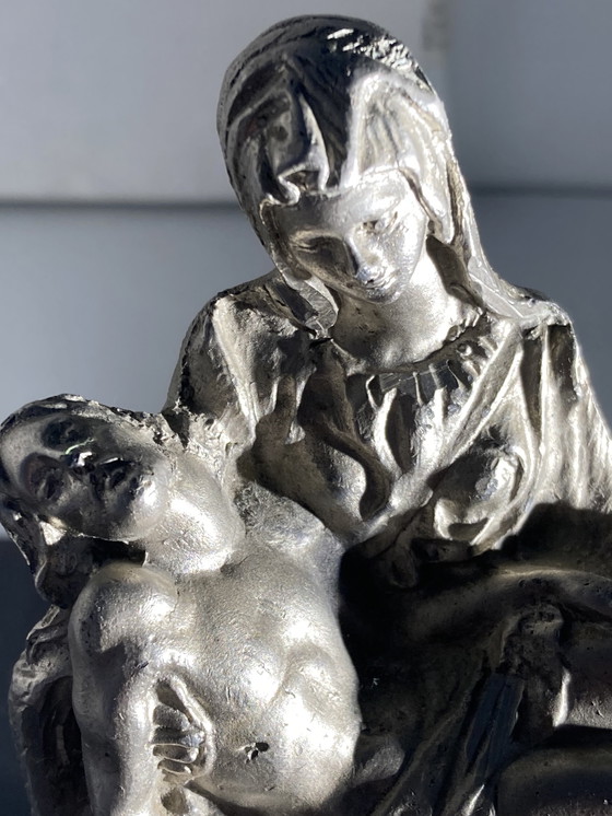 Image 1 of Piccola statua raffigurante la Pietà di Michelangelo, vintage anni '80