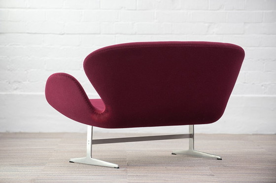 Image 1 of Fritz Hansen Schwanen-Sofa, 2-Sitzer