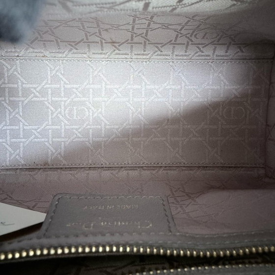 Image 1 of DIOR LADY MEDIUM - PELLE DI AGNELLO CANNAGE GRIGIO, DETTAGLI GRIGIO ORO, CINTURINO REGOLABILE
