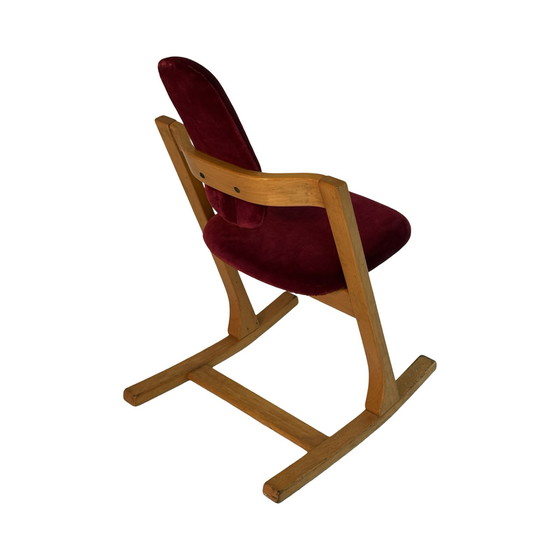 Image 1 of Peter Opsvik – Stokke – Pendel – Ergonomisch geformter Schaukelstuhl – Bezug aus rotem Samt und Holzgestell