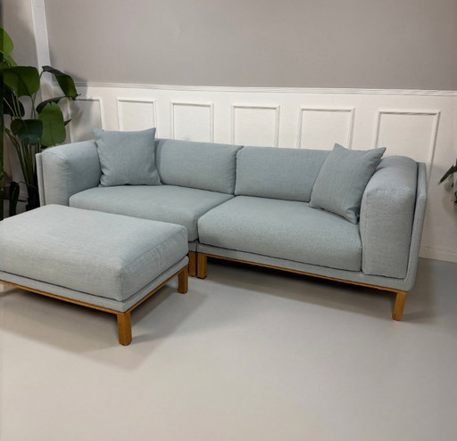 Divano Bolia Cosy Designer in tessuto blu con poggiapiedi, stile scandinavo.