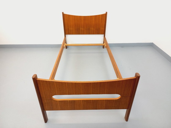 Image 1 of Lit simple vintage style scandinave en teck des années 60