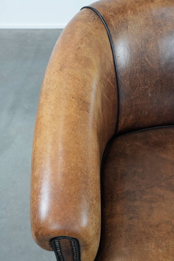 Image 1 of Canapé club 2,5 places confortable en peau de mouton vintage