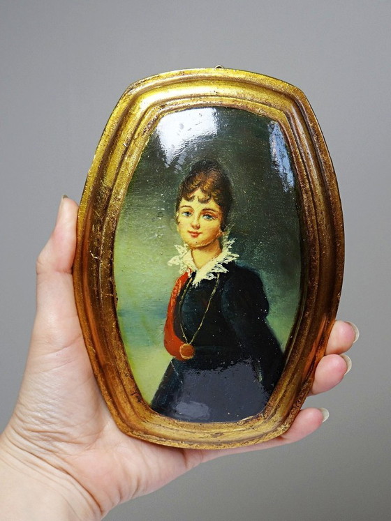 Image 1 of Pequeño retrato veneciano antiguo en medallón al óleo sobre madera convexa.