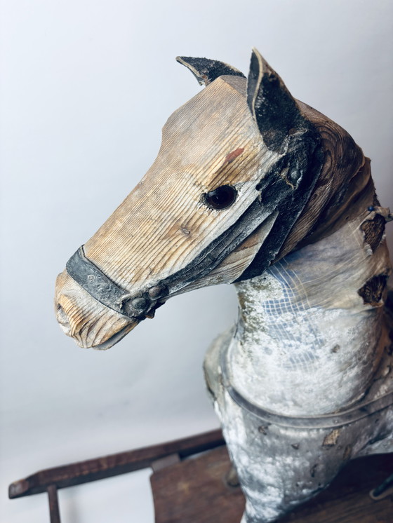 Image 1 of Antico cavallo da tiro in legno su slitta con rivestimento in tessuto e pelle – circa fine XIX/inizio XX secolo