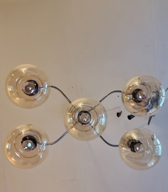 Image 1 of Lampe pendante atomique Mid Century Modern. 5 ampoules en verre ambré. Attribuée à Sciolari