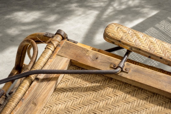 Image 1 of Sillón alemán antiguo de ratán con reposapiés extensible, de la década de 1930.