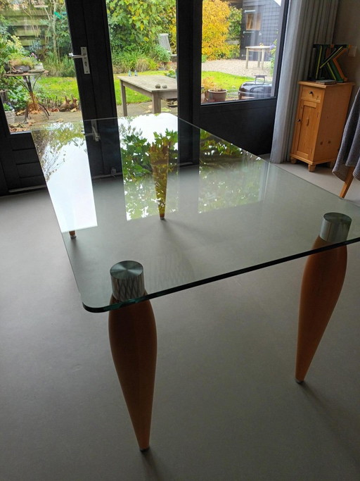 Esstisch aus Glas mit Holzbeinen