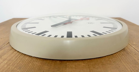 Image 1 of Grijze industriële wandklok uit Tennessee, jaren 60.