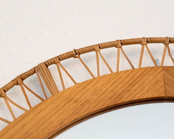Image 1 of Oost-Duitse ronde wandspiegel van hout en riet – Vintage jaren 70 Boho Mid Century spiegel