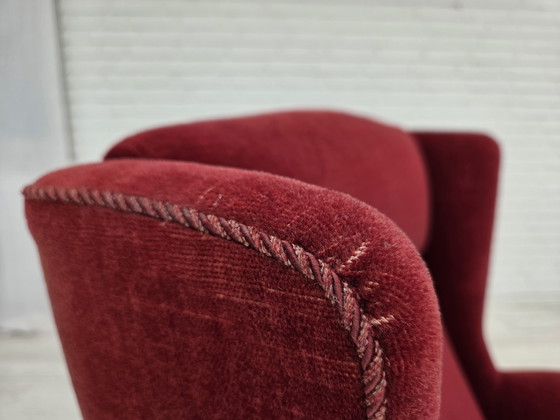 Image 1 of Chaise danoise à dossier haut des années 1970, velours rouge cerise, pieds en frêne