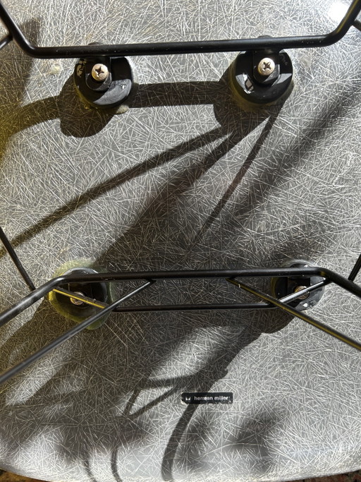 Originele Eames / Herman Miller ‘Elephant Grey’ Fiberglass Kuipstoel Op Rocker Base. Schommelstoel (RAR) (photo 2 of 2)