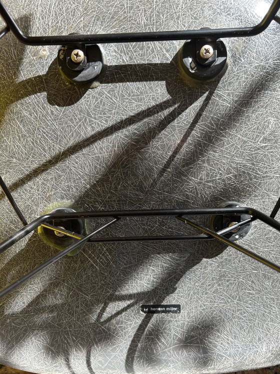 Originele Eames / Herman Miller ‘Elephant Grey’ Fiberglass Kuipstoel Op Rocker Base. Schommelstoel (RAR) (photo 2 of 2)