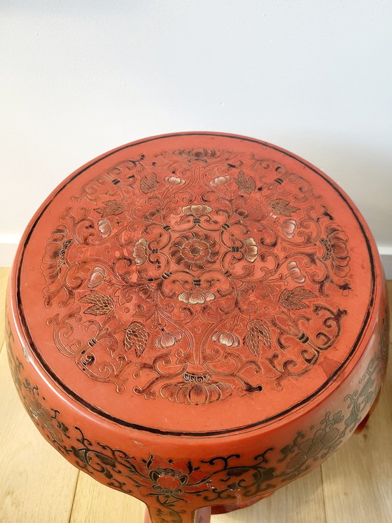 Image 1 of Chinees Houten Krukje of Bijzettafeltje, Laqué Rode Kleur, Versierd Floraal Decor