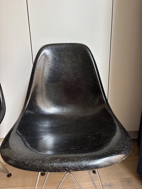 Image 1 of 2x Eames Miller DSR Glasvezel Side Chairs – Zwart