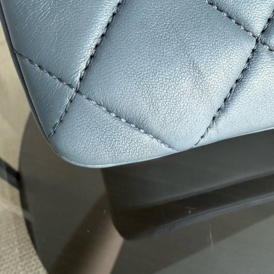 Image 1 of Chanel Trendy CC Small - Gewatteerd lamsleer, Haze Blue, gouden hardware, serie 26