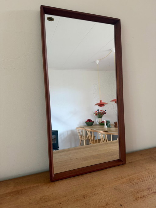 Bellissimo specchio vintage danese in teak con bordi smussati e graziosi dettagli in ottone.