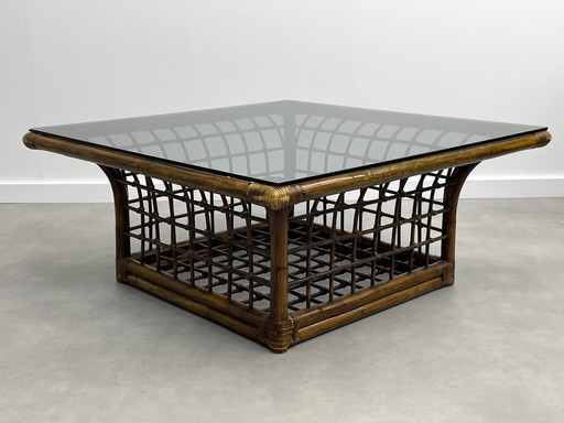 Table basse vintage en bambou avec plateau en verre