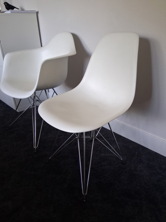 Image 1 of 8 chaises de salle à manger Vitra Eames