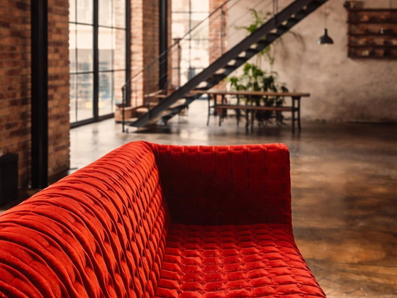 Image 1 of Inga Sempe - Ligne Roset Ruché Poltrona e chaise longue Rivestimento in velluto rosso e gambe in legno grigio 2025