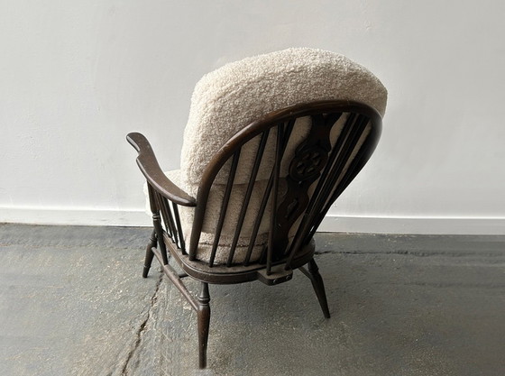 Vintage Ercol Model 994 Windsor Fauteuil, opnieuw bekleed met witte bouclé – Stoelen / fauteuils, Textile (photo 6 of 8)