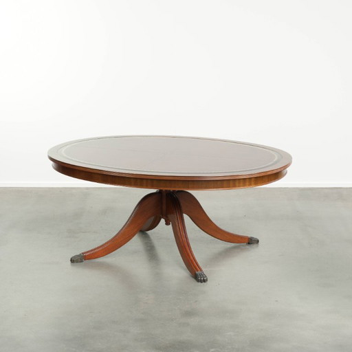 Élégante table basse ovale avec plateau en cuir rouge de style anglais avec de beaux détails du 20e siècle