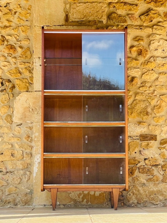Image 1 of Librería de roble de mediados de siglo, con puertas correderas de cristal, década de 1960