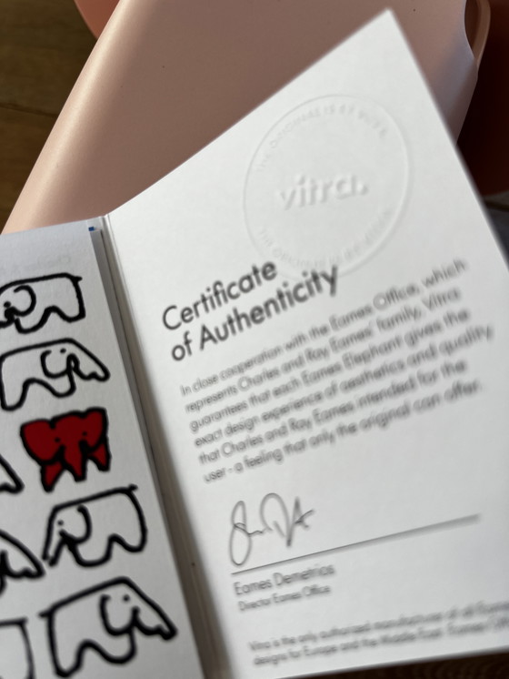 Image 1 of Vitra Eames Olifant Roze - gloednieuw