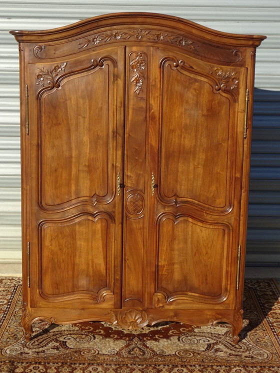 Image 1 of Armadio in noce massello in stile Luigi XV