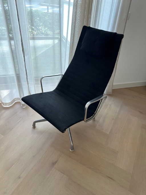Taburete Herman Miller EA 124, de Charles y Ray Eames
