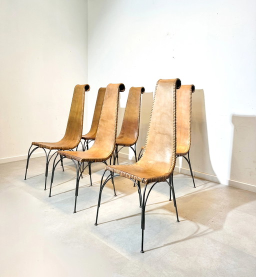 Juego de 6 sillas de comedor orientales de cuero y hierro fundido. – eetkamerstoelen