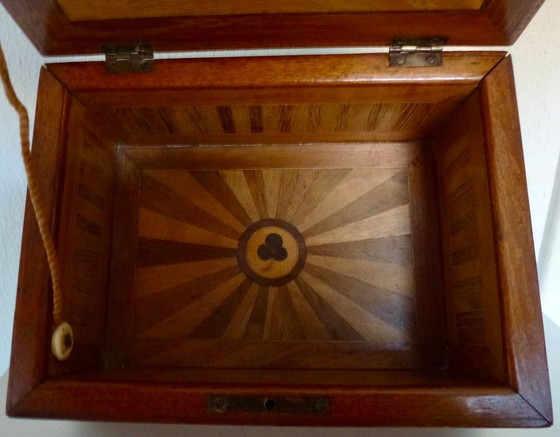 Image 1 of Una scatola di legno d'epoca con intarsi floreali