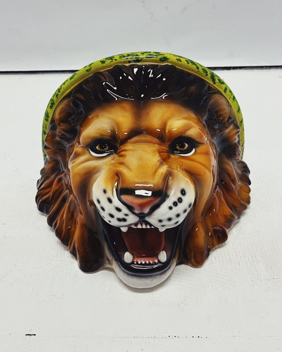 Image 1 of Estante de pared de cerámica con forma de león