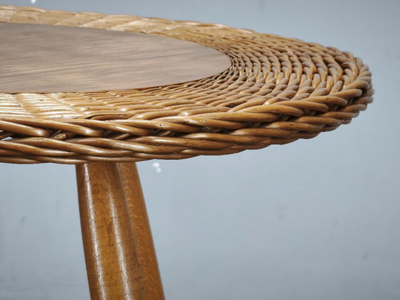 Image 1 of Table d'appoint en rotin et hêtre de Jan Kalous, Tchécoslovaquie, années 1970
