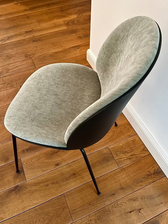 Image 1 of GUBI - "Sedia da pranzo Beetle", in plastica con rivestimento anteriore