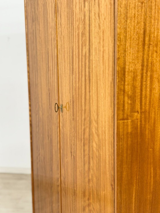 Image 1 of Armadio vintage degli anni '60: impiallacciatura in noce di grande effetto e design di metà secolo.