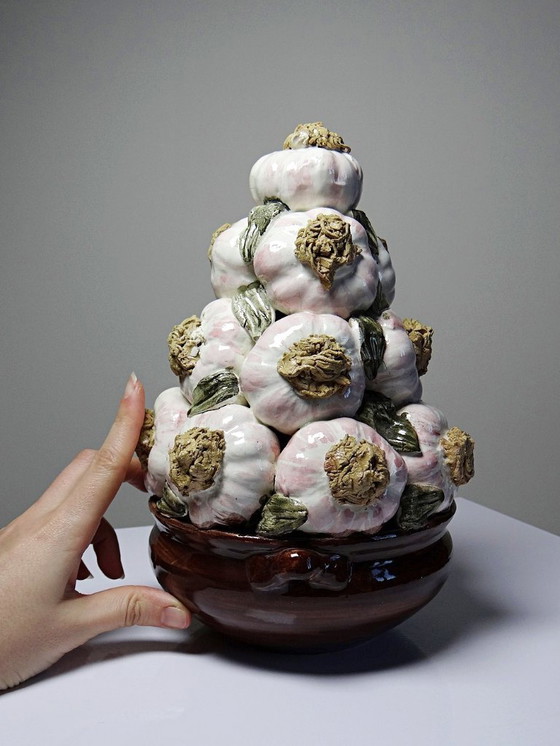 Image 1 of Vintage trompe-l'œil pyramid of garlic in glazed ceramic, Manises, Spain